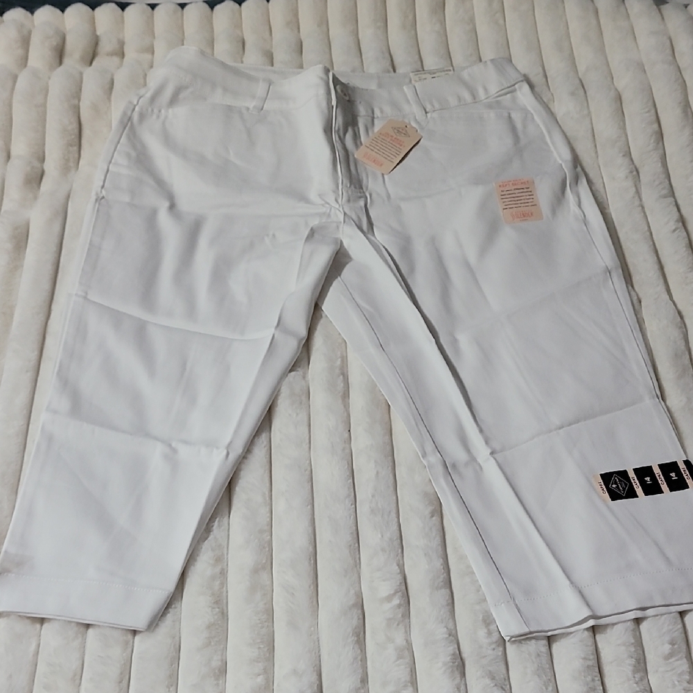 St. John's Bay White Capris Lightweight Casual